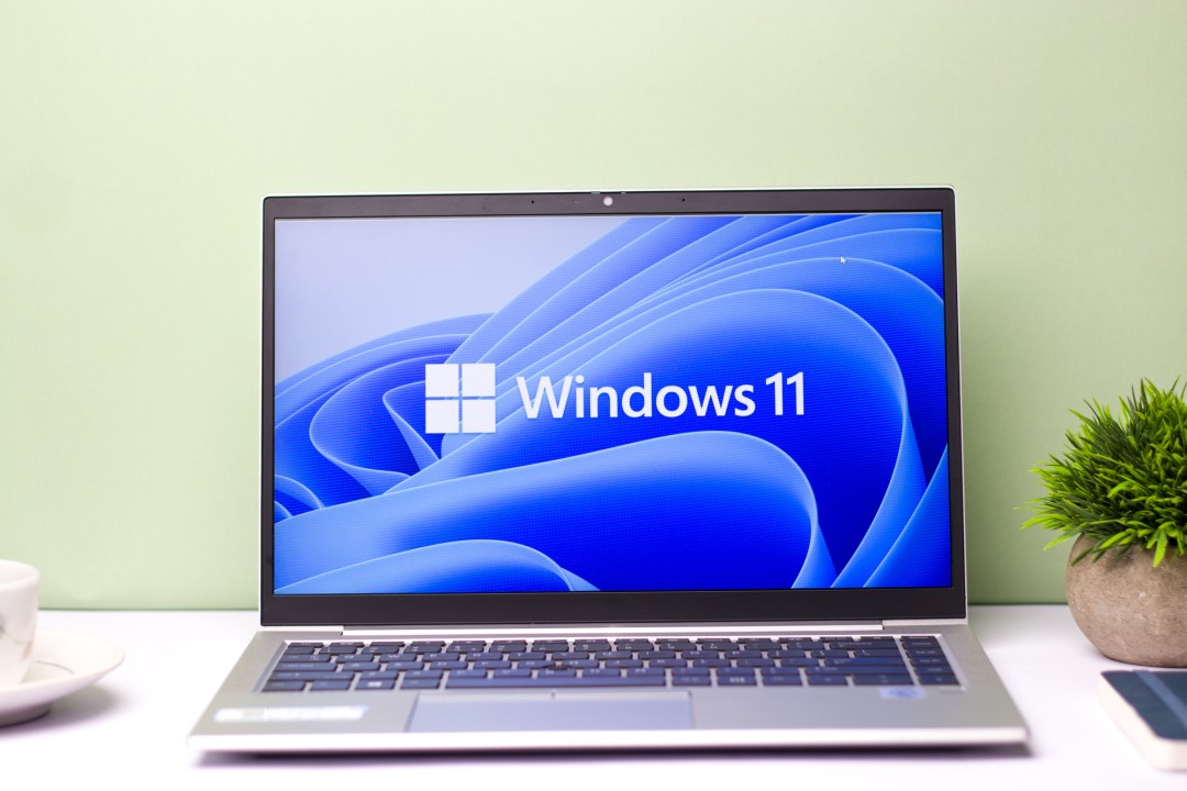 Laptop with a Windows 11 splash screen